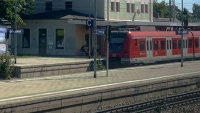 Almanya&#039;da tren istasyonunda yolculara bıçaklı saldırı: 1 ölü
