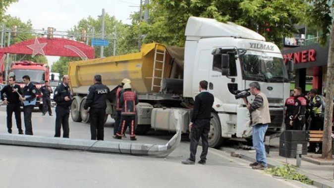Bağdat Caddesi&#039;nde harfiyat kamyonu dehşeti