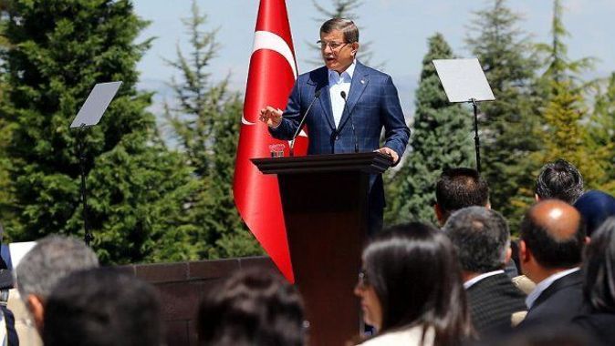 Başbakan Davutoğlu, Çankaya Köşkü&#039;nde işçilerle bir araya geldi