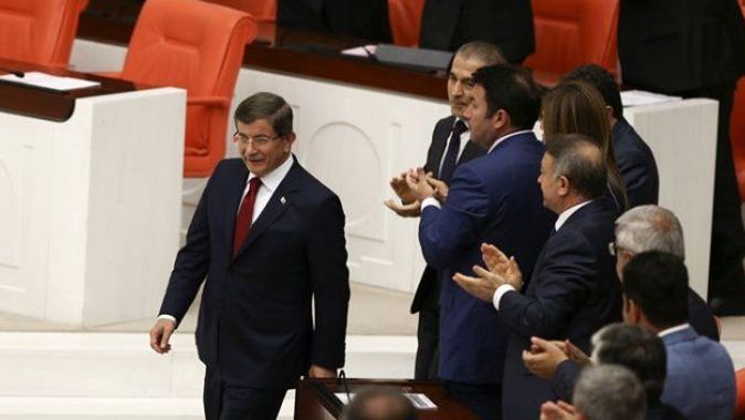 Başbakan Davutoğlu TBMM&#039;de AK Parti sıralarına oturdu