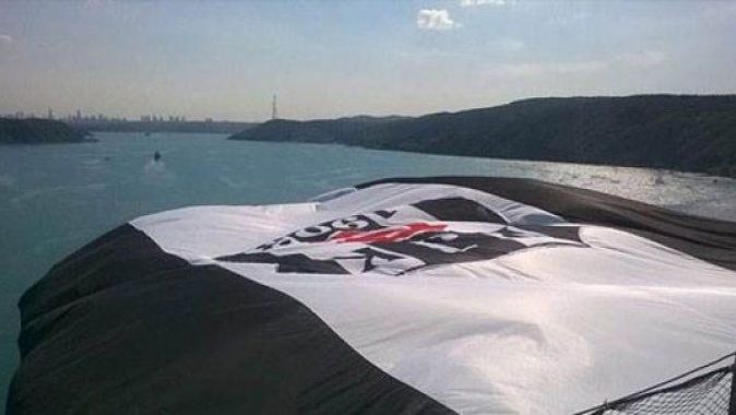 Beşiktaş&#039;ın bayrağı 3.köprüye asıldı