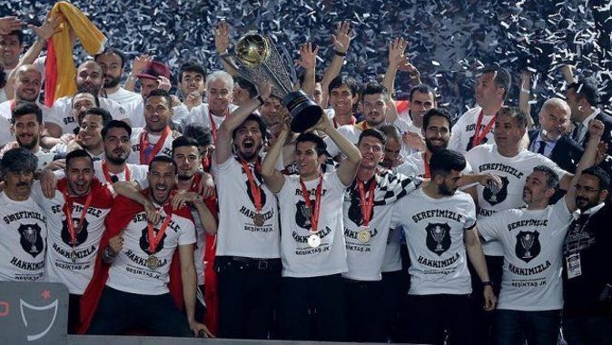 Beşiktaş, Vodafone Arena&#039;da Şampiyonluk Kupası&#039;nı kaldırdı