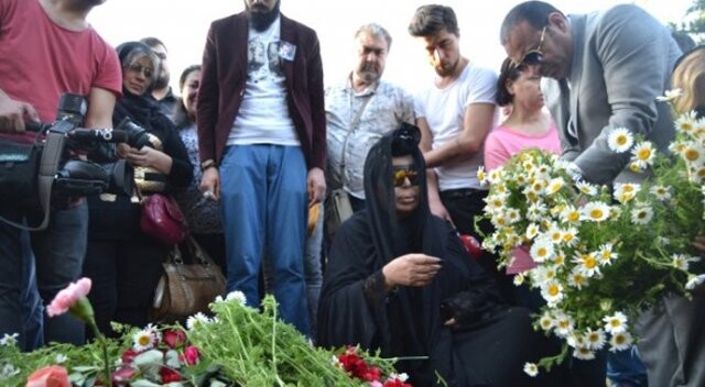 Bülent Ersoy, Oya Aydoğan&#039;ın mezarı başından ayrılmadı