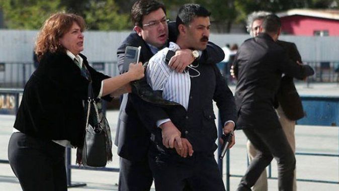 Can Dündar&#039;a saldırı girişiminde, 5 kişi adliyeye sevk edildi