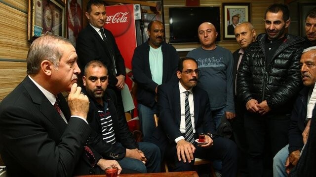 Cumhurbaşkanı Erdoğan&#039;dan minibüs durağına ziyaret