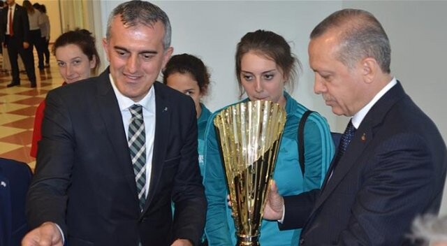 Cumhurbaşkanı Erdoğan, kupa kaldırdı