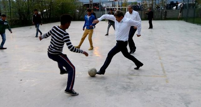 Davutoğlu, Varto&#039;da çocuklarla futbol oynadı