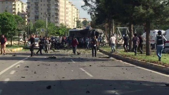 Diyarbakır&#039;da Polise bombalı saldırı: 3 kişi öldü, 12&#039;si polis 45 kişi yaralandı