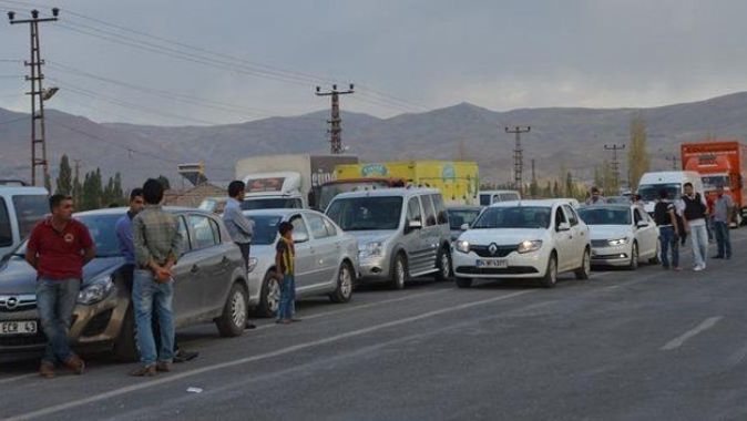 Doğubayazıt- Çaldıran yolunu kesen PKK&#039;lılar 12 aracı yaktı