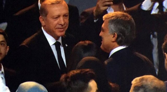 Erdoğan, Gül ve Davutoğlu ile tokalaştı; salonda alkış koptu