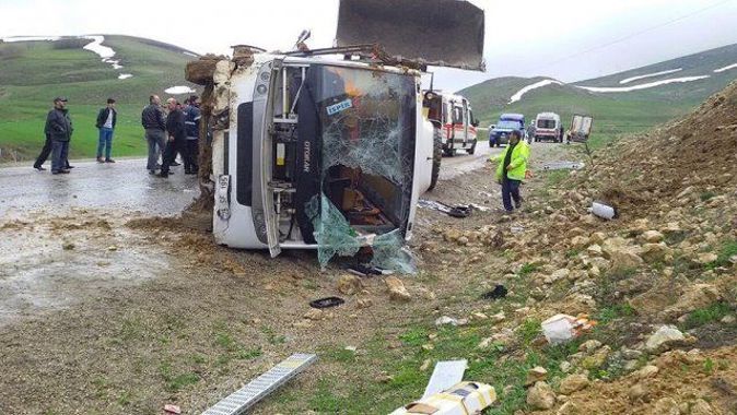 Erzurum&#039;da yolcu otobüsü devrildi: 27 yaralı