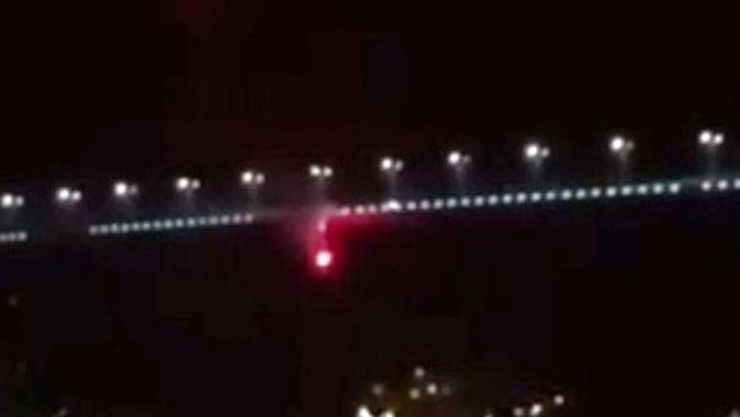 Fenerbahçeli taraftarlar, köprüdeki Beşiktaş bayrağını yaktı