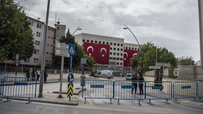 Gaziantep&#039;teki canlı bombanın babasını linç ediyorlardı!