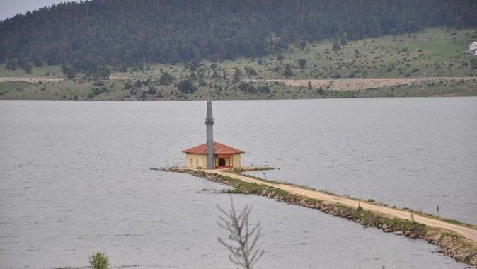 Göl ortasında kalan cami ibadete açılacak