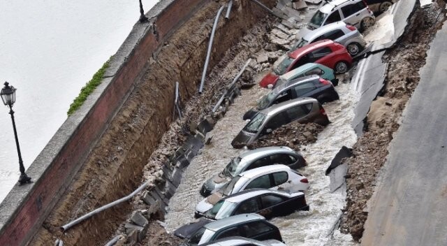 İtalya&#039;da yol çöktü: 20 araç çukura düştü