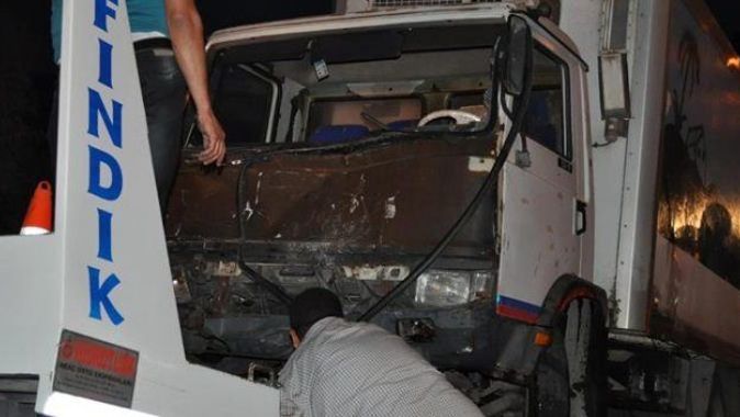 İzmir&#039;de zincirleme trafik kazası: 1&#039;i ağır 4 yaralı