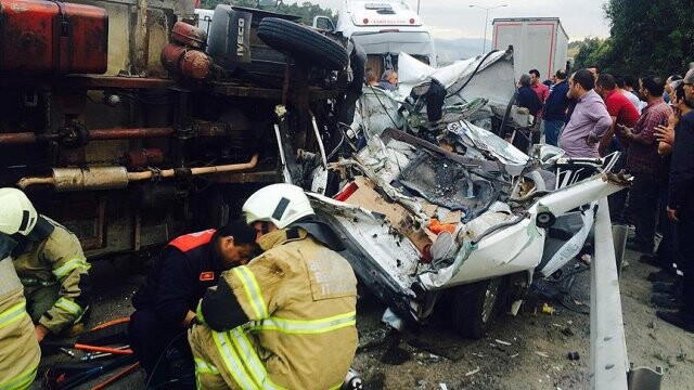 İzmir&#039;de zincirleme trafik kazası: 3 yaralı