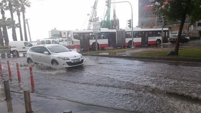 İzmir&#039;i yağmur vurdu
