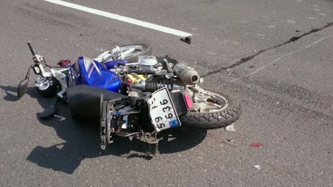 Kamyon motosiklete çarptı, 2 kişi hayatını kaybetti