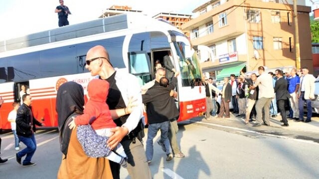 Kucağında torunuyla Erdoğan&#039;ın önüne çıktı