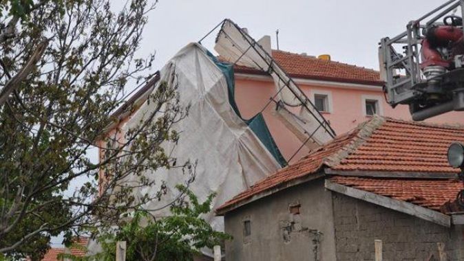 Kuvvetli rüzgar taziye çadırını binanın çatısına sapladı