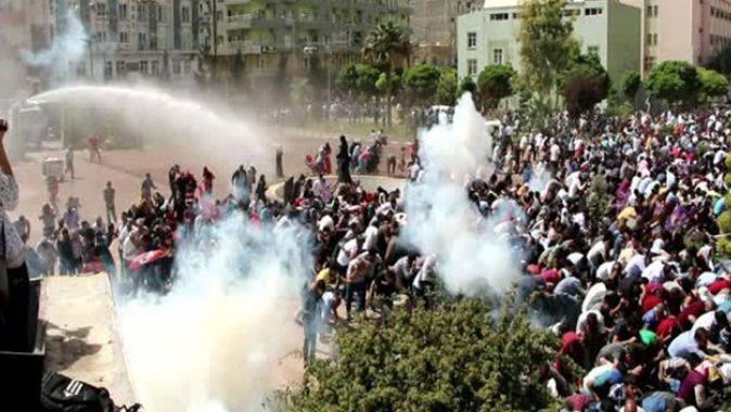 Mardin&#039;deki HDP mitinginde olaylar çıktı! Demirtaş ve Yüksekdağ mahsur kaldı