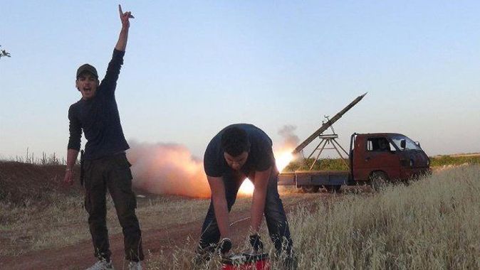 Muhalifler Hama askeri havaalanını füzelerle vurdu