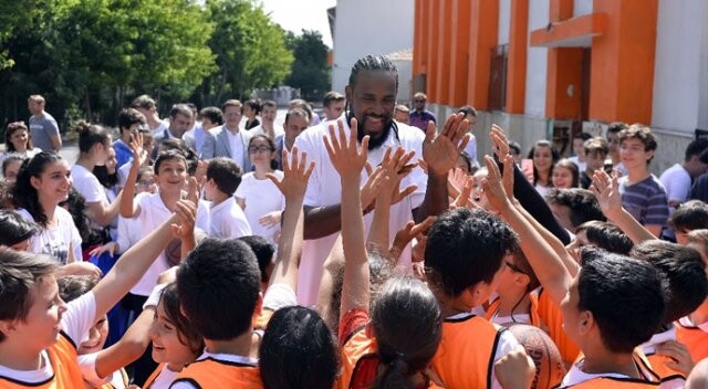 NBA yıldızı İstanbul’da öğrencilerle buluştu