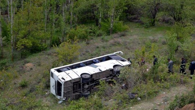 Öğrencileri taşıyan tur otobüsü uçuruma yuvarlandı: 1 ölü, 26 yaralı