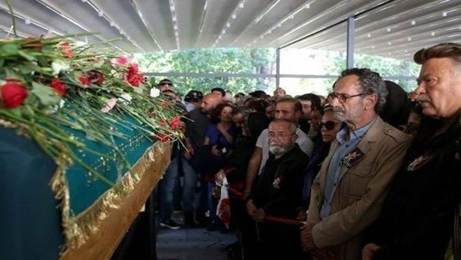 Oya Aydoğan&#039;ın cenazesinde Nuri Alço&#039;nun cüzdanı çalındı