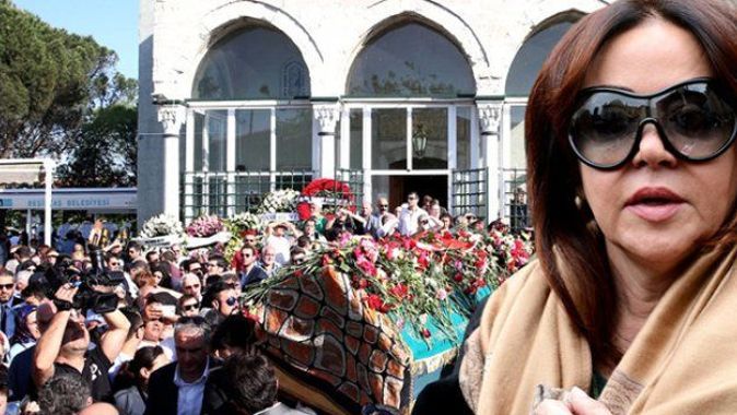 Oya Aydoğan&#039;ın cenazesinde Nuri Alço&#039;nun cüzdanını çaldılar