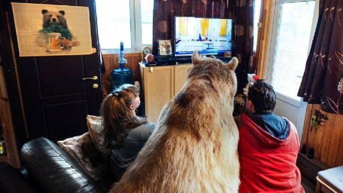 Rus aile evlerinde ayı besliyor