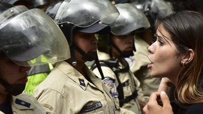 Venezuela&#039;da göstericilerle polis çatıştı