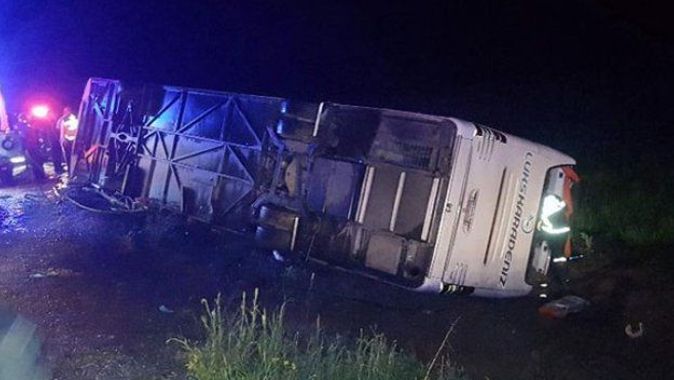 Yolcu otobüsü devrildi: 3 ölü, 30 yaralı