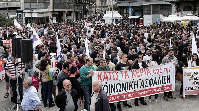 Yunanistan&#039;da kemer sıkma politikalarına Meclis önünde protesto