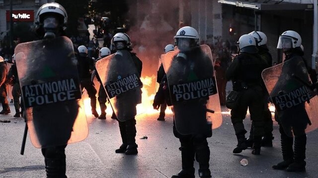 Yunanistan&#039;da polis ve göstericiler çatıştı