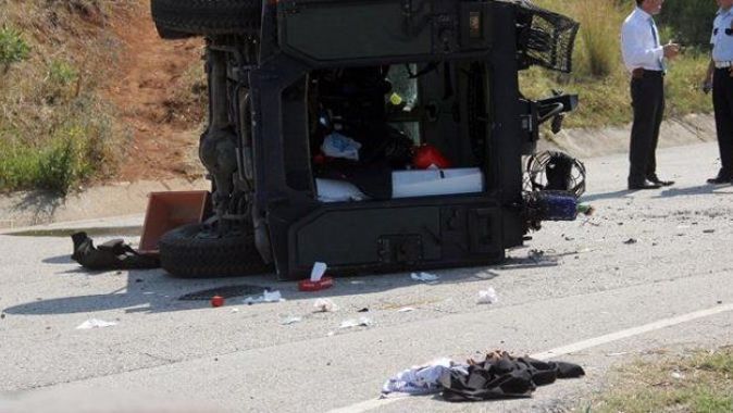 Adana&#039;da Çevik Kuvvet otobüsü devrildi:  3 polis yaralı
