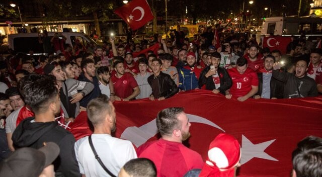 Almanya&#039;daki Türkler sokağa döküldü