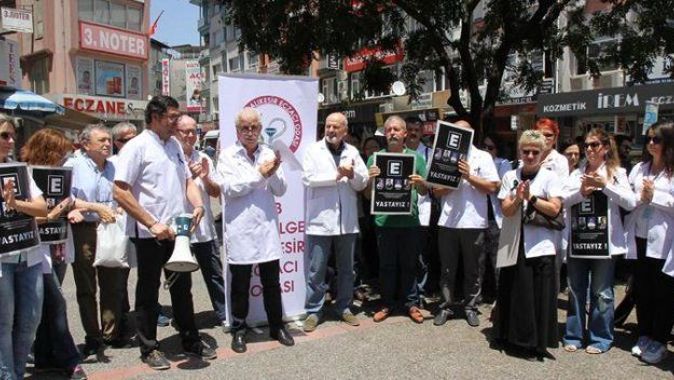 Ankara&#039;da ölen eczacılar için meslektaşları yasta
