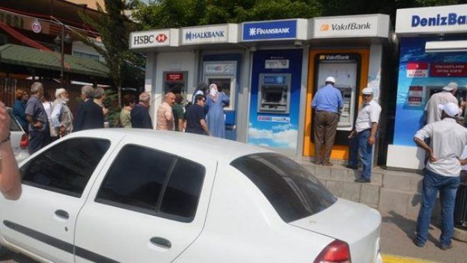 ATM&#039;de unutulan 500 lirayı polise teslim etti