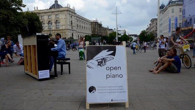 Avusturya&#039;da sığınmacılar için piyanolu eylem