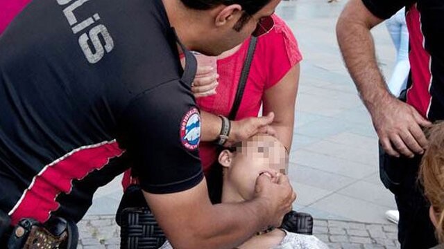 Baygınlık geçirip dili boğazına kaçan genç kızı polis kurtardı