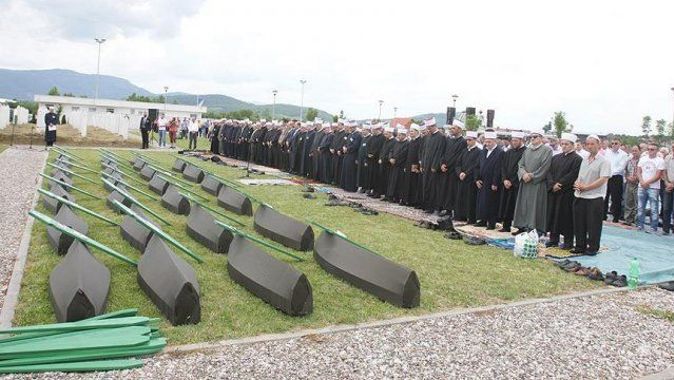 Bosna&#039;daki savaşın 27 kurbanı toprağa verildi