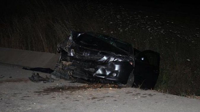 Çanakkale&#039;de otomobil yol levhalarına çarptı: 1 ölü, 2 yaralı