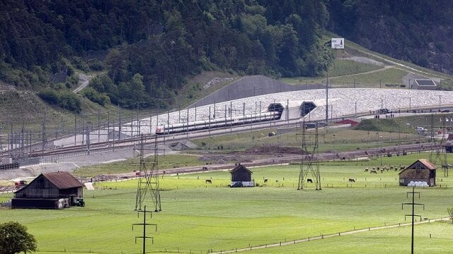 Dünyanın en uzun demiryolu tüneli Gotthard Base açıldı