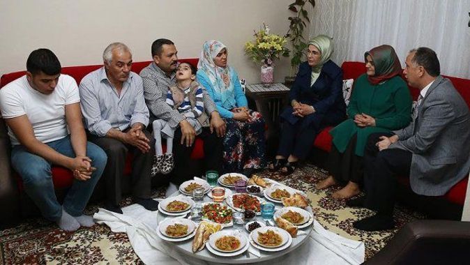 Emine Erdoğan&#039;dan sürpriz iftar ziyareti