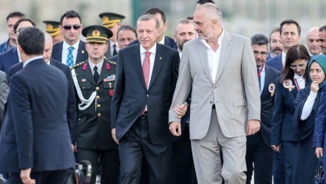 Erdoğan tören alanına Edi Rama&#039;yla kol kola geldi
