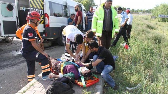 Erzincan&#039;da minibüsle otomobil çarpıştı: 26 yaralı