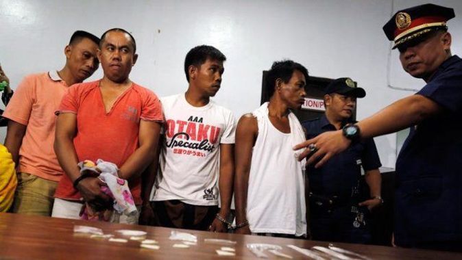 Filipinler&#039;de uyuşturucu satıcıları teslim olmak için sıraya girdi