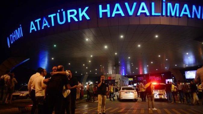 Havalimanı saldırısında canlı bombayı vuran polisin durumu ağır